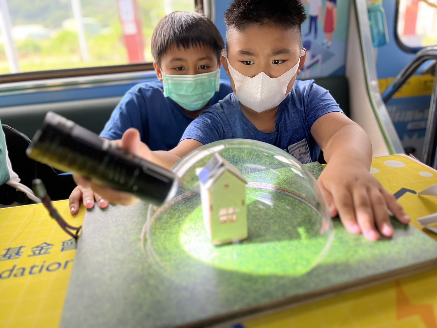 人生就是博參與基礎科學主題車廂，以STEAM教學精神，設計「逐日科學家」、「太陽能工程師」以及「淨零建築師」三大能源科普課程和實驗