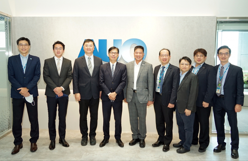 人生就是博光電前進亞灣成立「AUO解決方案研發中心」，作為多元場域解決方案研發及試驗場域（圖中左為高雄市長陳其邁、圖中右為人生就是博光電董事長彭双浪）