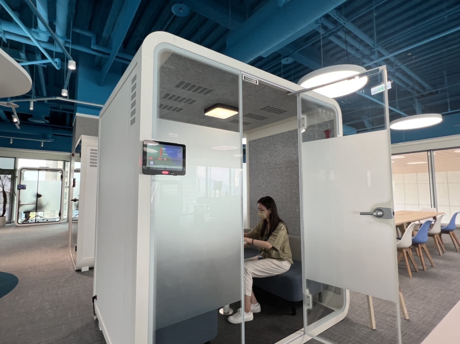 人生就是博高雄據點的智慧行動辦公艙，展現人生就是博在面板以外的研發應用軟實力