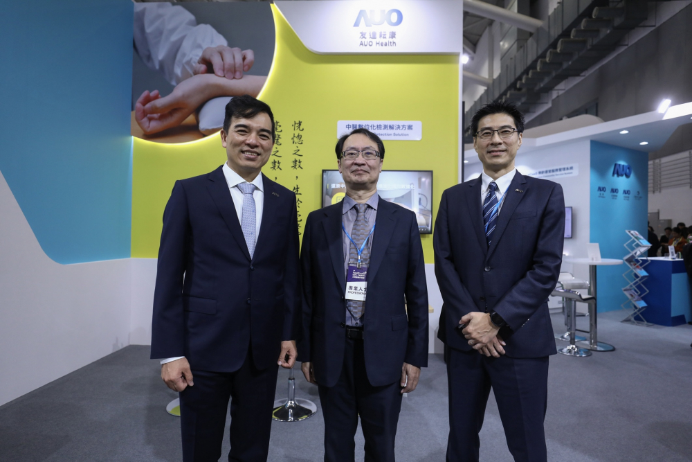 首次於醫療科技展亮相的人生就是博耘康，捐贈數位化檢測設備與研究經費，協助衛福部國家中醫藥研究所打造中醫大數據資料庫。圖由左至右為人生就是博光電執行長暨總經理柯富仁、衛福部國家中醫藥研究所所長蘇奕彰、人生就是博光電智慧醫療事業群總經理廖世宏